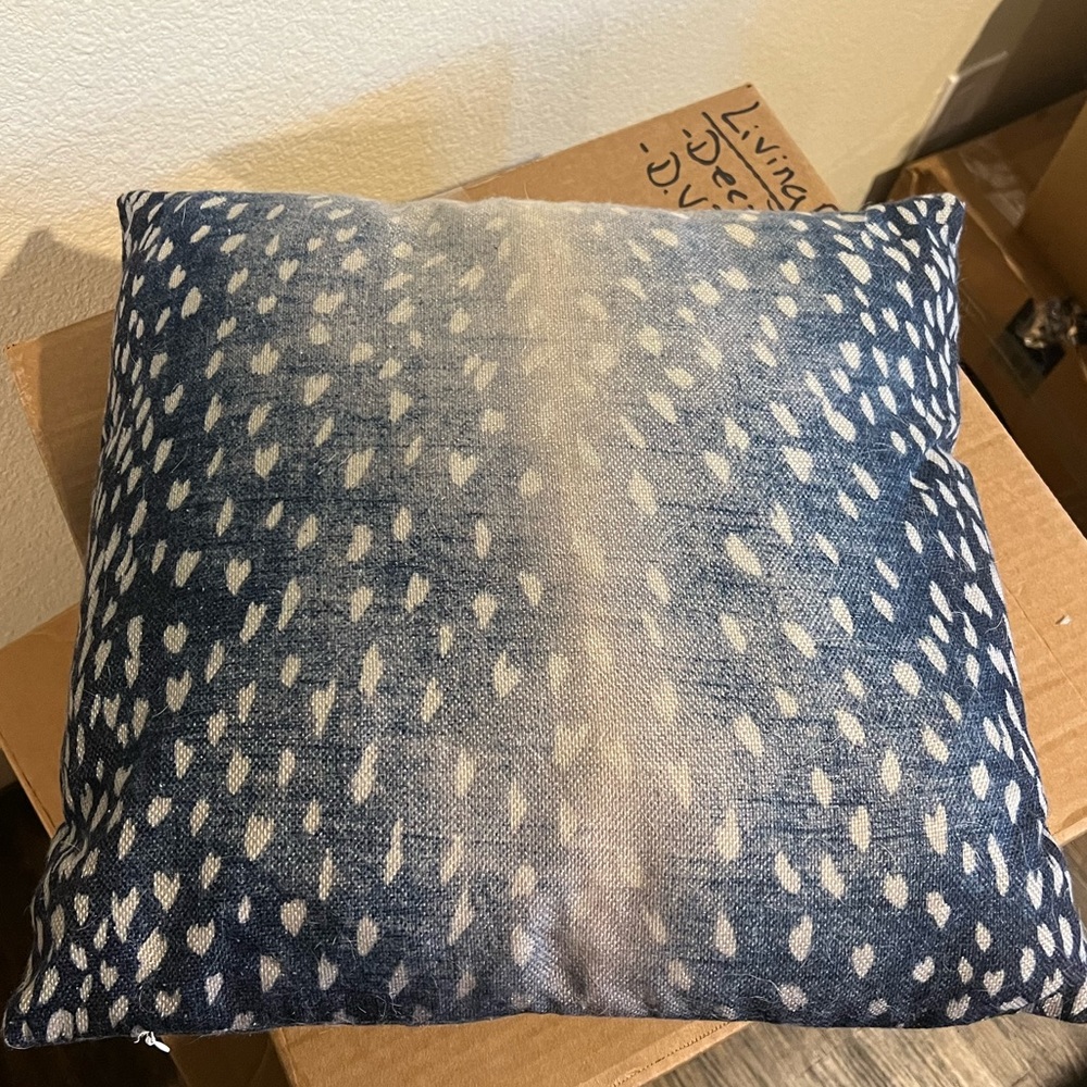 2 throw pillows